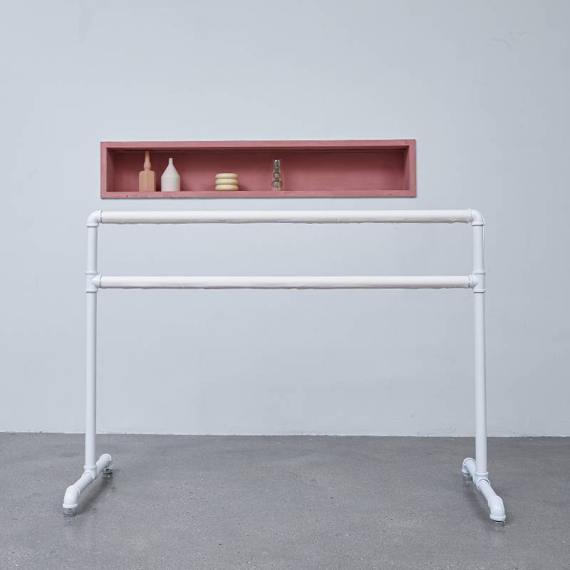 ♪ Dancing poles on leg-bars ♪