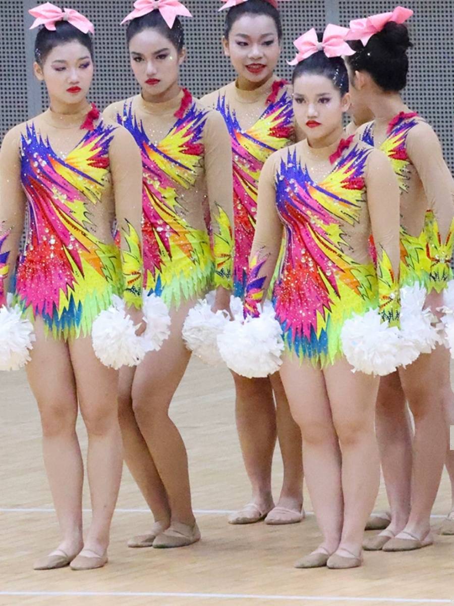 Customize the lesbian-paste cheerleading team for the 24 new students in the gymnasium