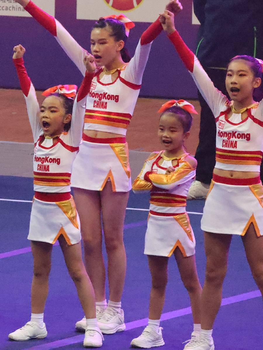 Customize the lesbian-paste cheerleading team for the 24 new students in the gymnasium
