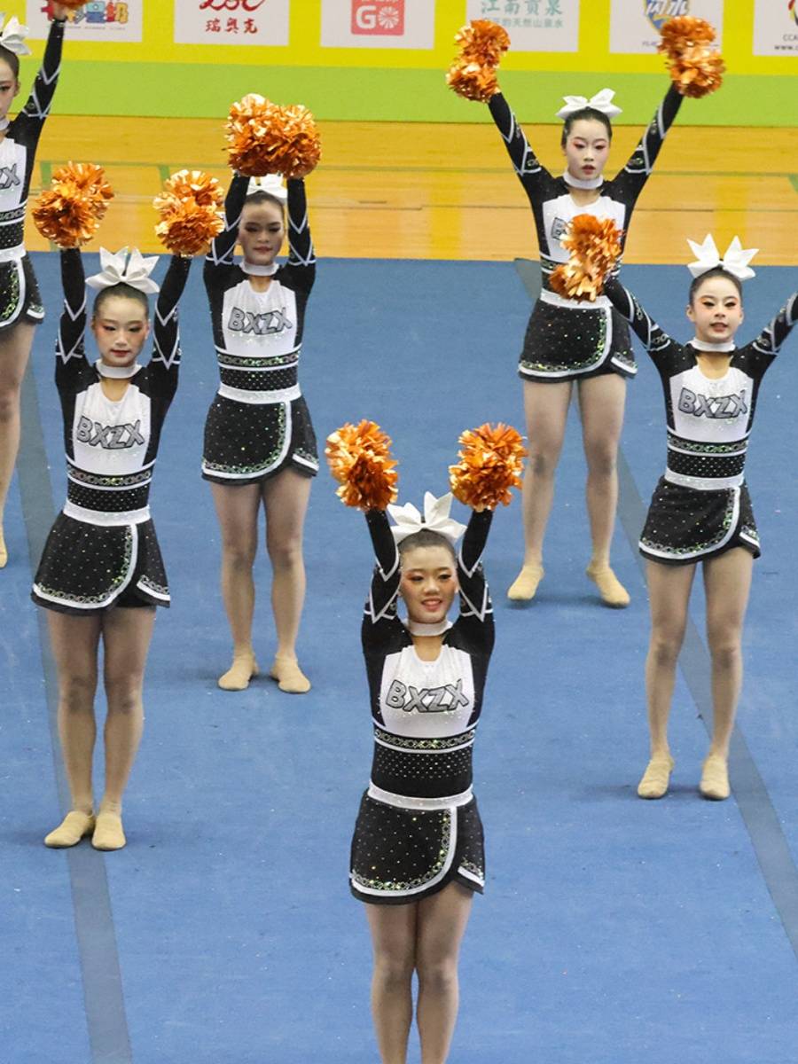 Customize the lesbian-paste cheerleading team for the 24 new students in the gymnasium