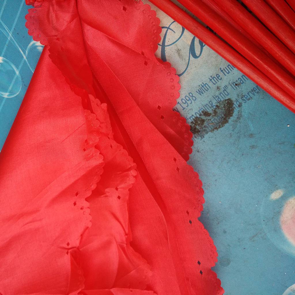 Adult children specializing in Mongol chopsticks paint red and grouping four-season choreographers to test