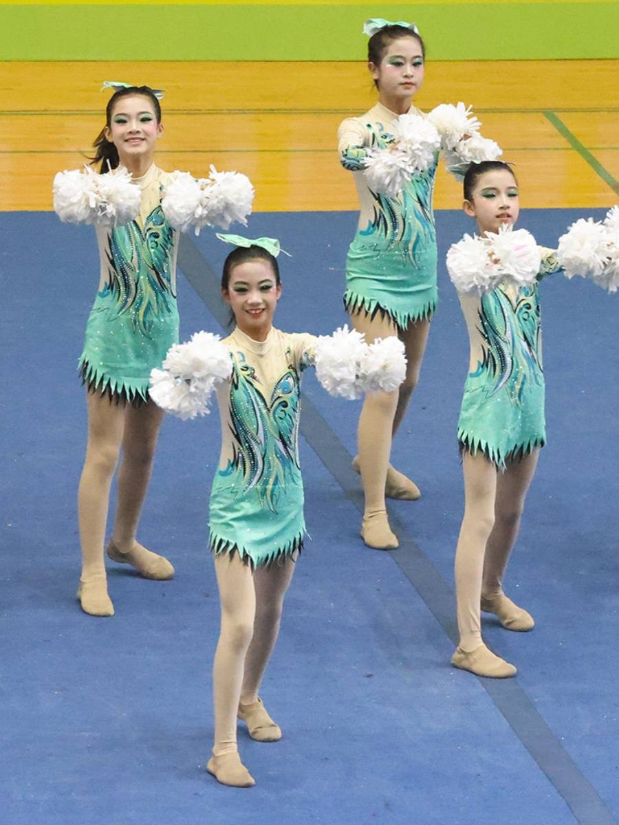 Customize the lesbian-paste cheerleading team for the 24 new students in the gymnasium