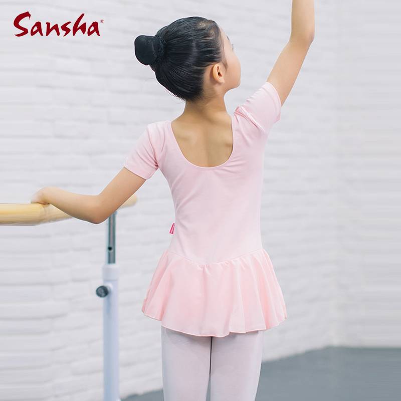The thongs of Sansha's children's ballet and thongs are being practiced