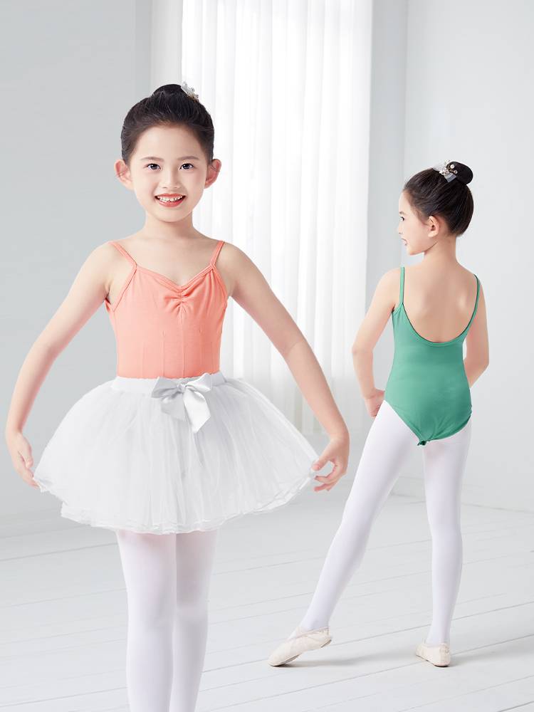 Children ' s thong dance costumes, and girls on their backs dancing in the summer, and Chinese dance exams for young children in the gymnasium