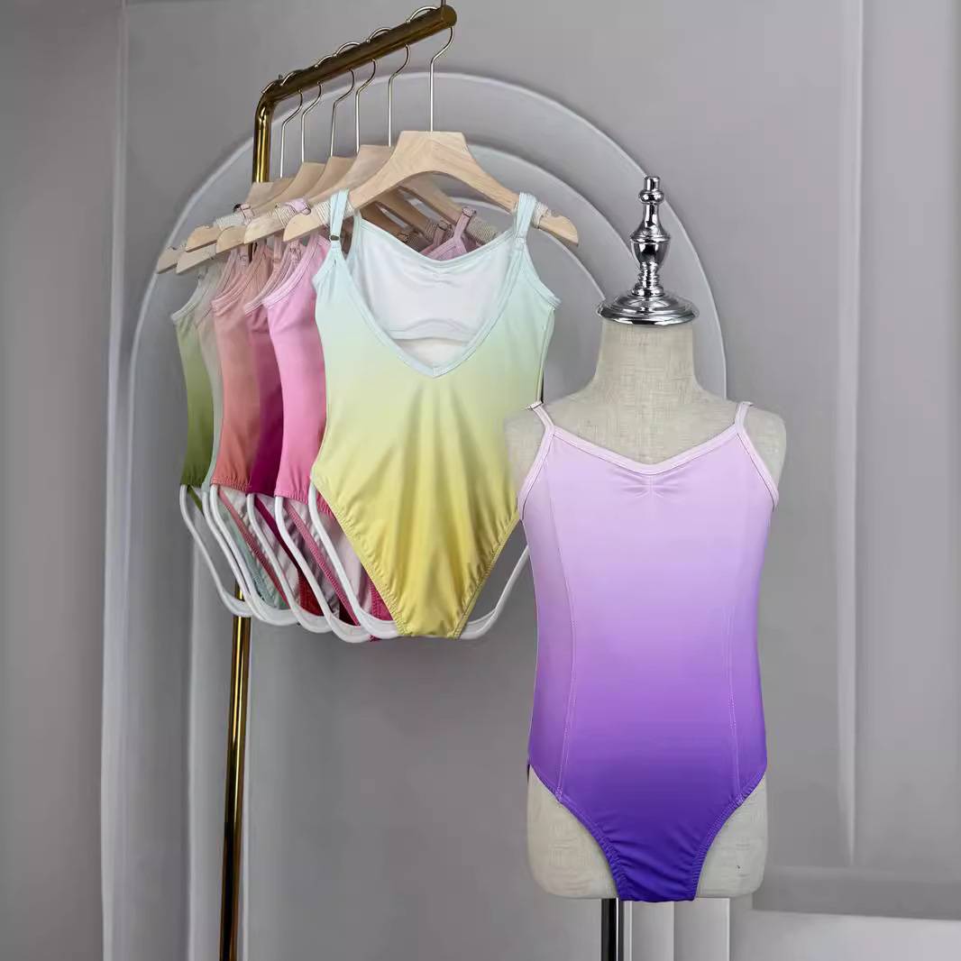 Gradually colored high-bullet belts, new tiaras for young children, and a Chinese ballet dress