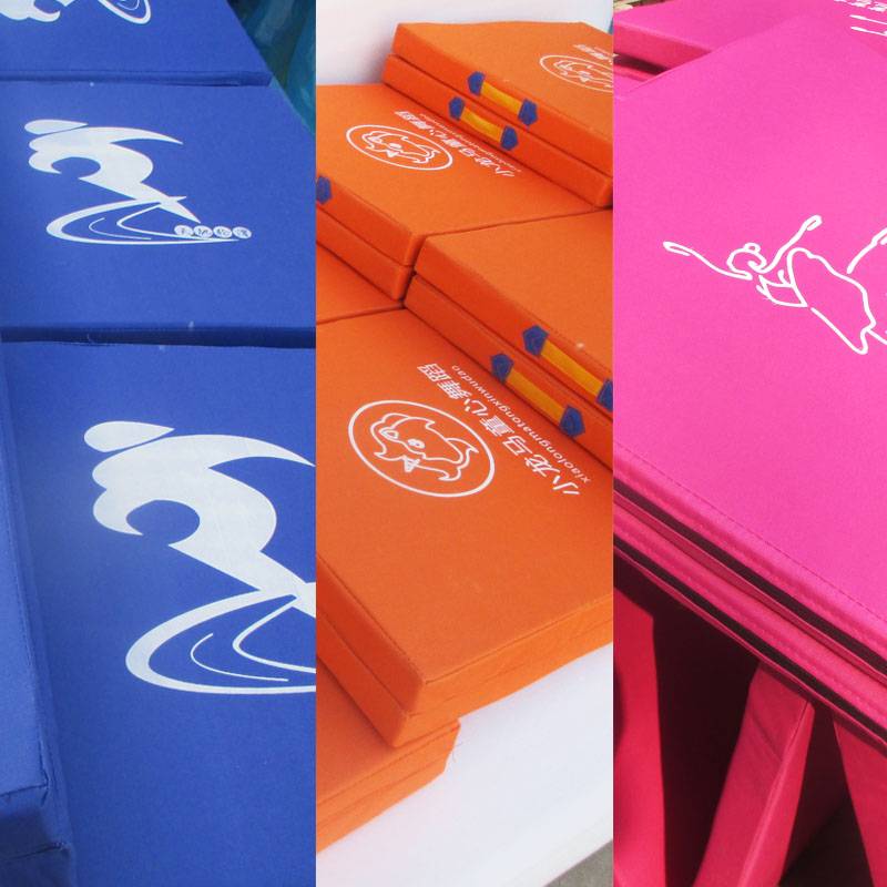The school stands up on the cushion, the sponge gymnastics cushion practice cushion dance training pad