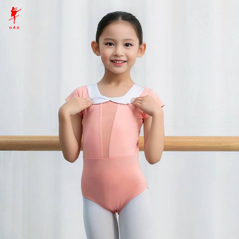 Red-shoe-dance girls performing gymnasium thongs, short-sleeve ballet and dance