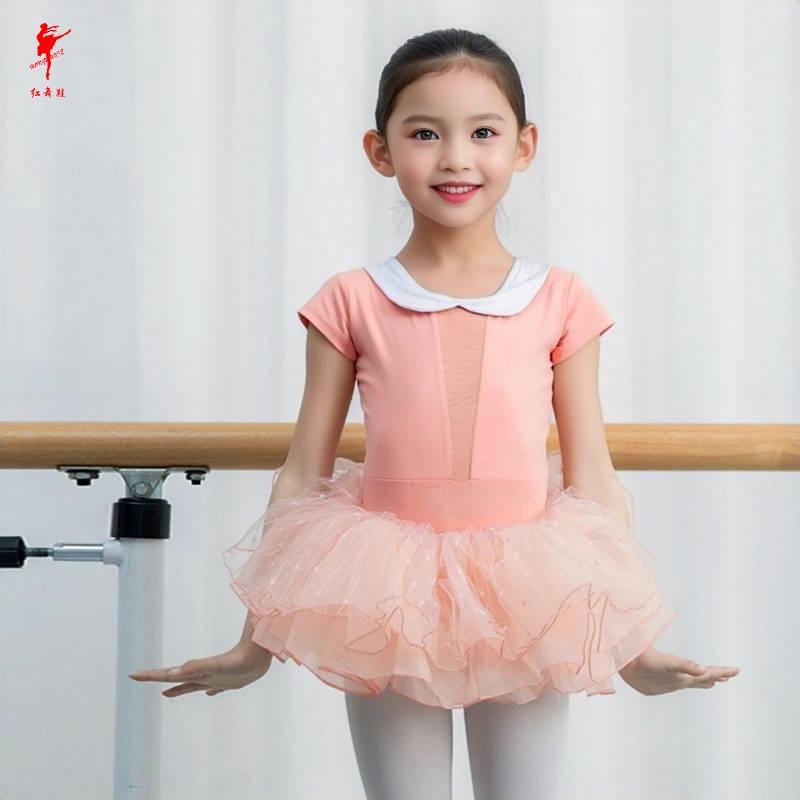 Red-shoe-dance girls performing gymnasium thongs, short-sleeve ballet and dance
