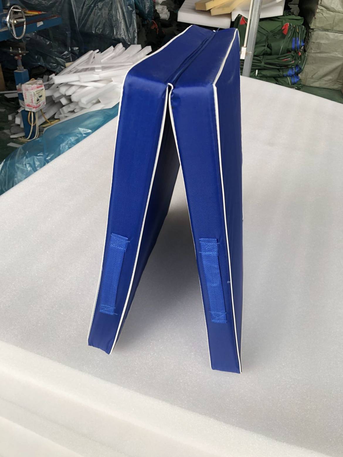 Gymnastics pad jumping up to sit up and sit on elementary school students exercise with gymnastics pads. Oxford cloth folding gymnastics pads
