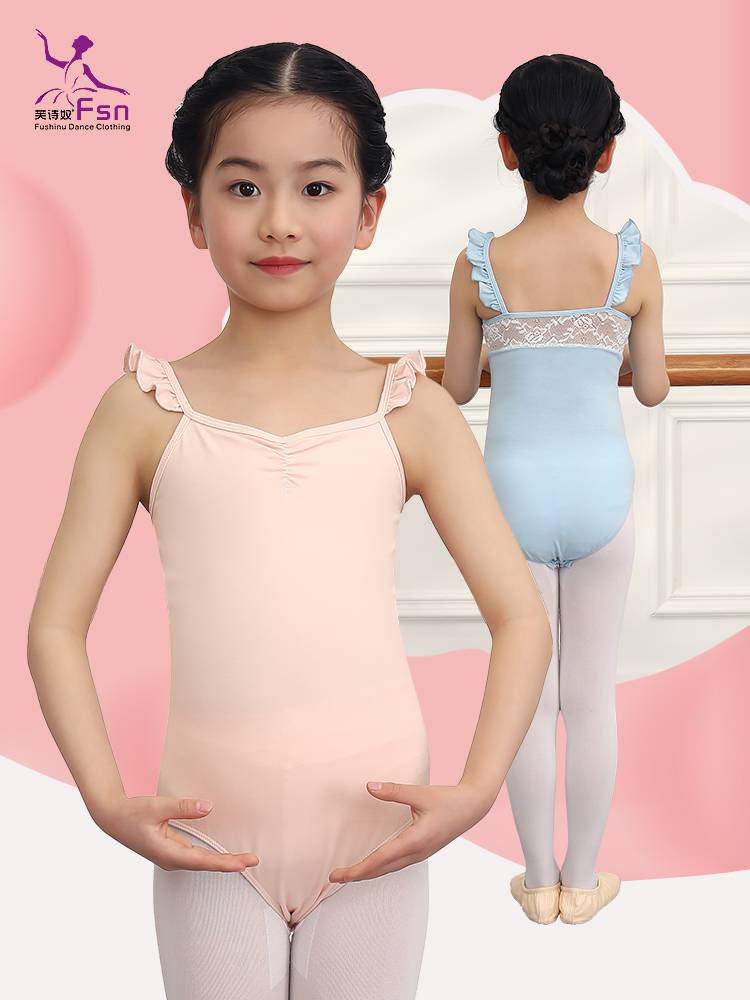 The Chinese girls danced in Chinese in the choreography of the children's dance and gymnasium