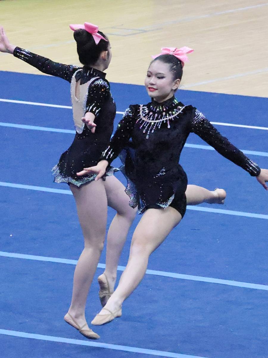 Customize the lesbian-paste cheerleading team for the 24 new students in the gymnasium