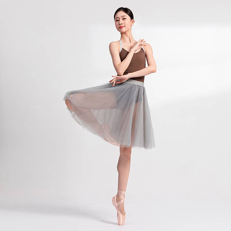 sansha, an adult with a three-salt dance dress, a gymnasium tatter and a live ballerina