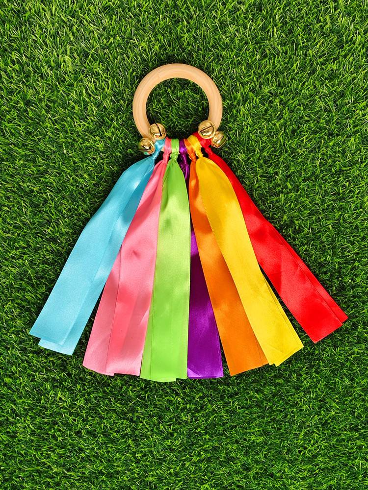 In the early mornings of kindergarten primary school, the children's dance props will be in the field