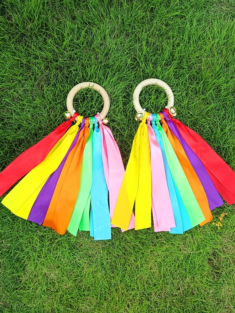 In the early mornings of kindergarten primary school, the children's dance props will be in the field