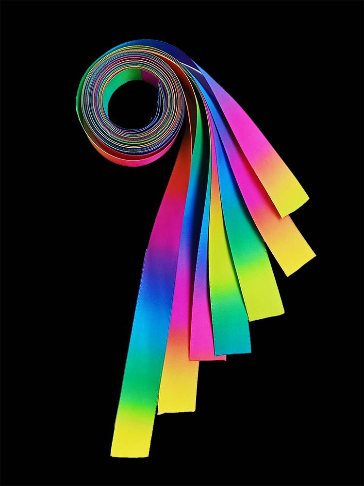 Mong-mong taught to smoke a toy of rainbow ribbons for visual development colours and choreography
