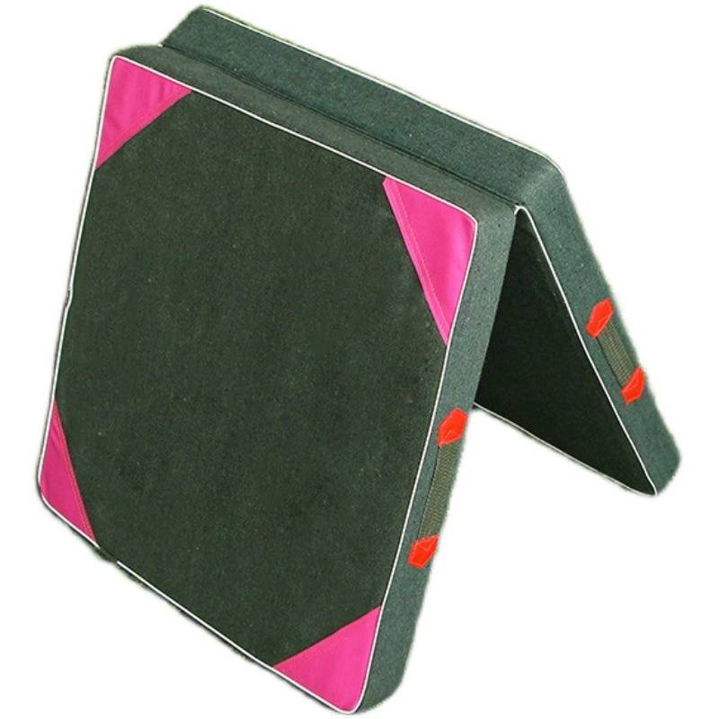 Gymnasium mat students can sit and sit on their feet when they're on a child dance mat