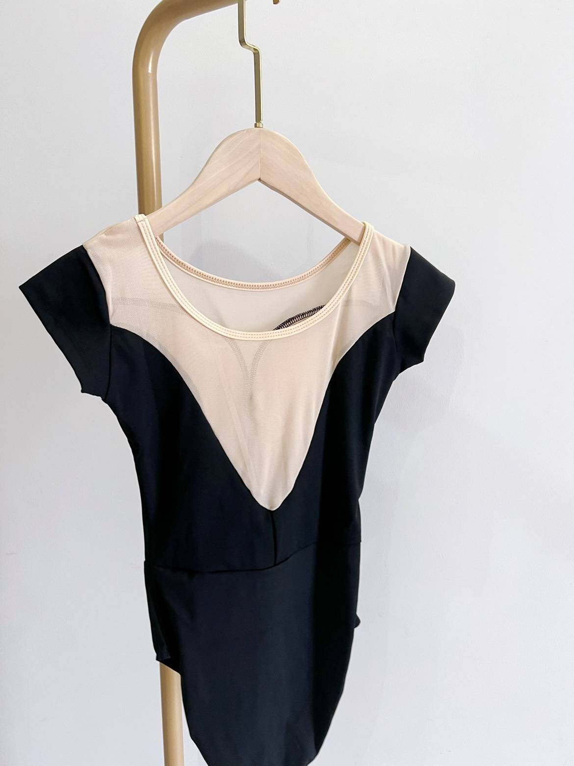 The adult dance dress, ballet, black thong, gymnasium, aero-yoga dancing