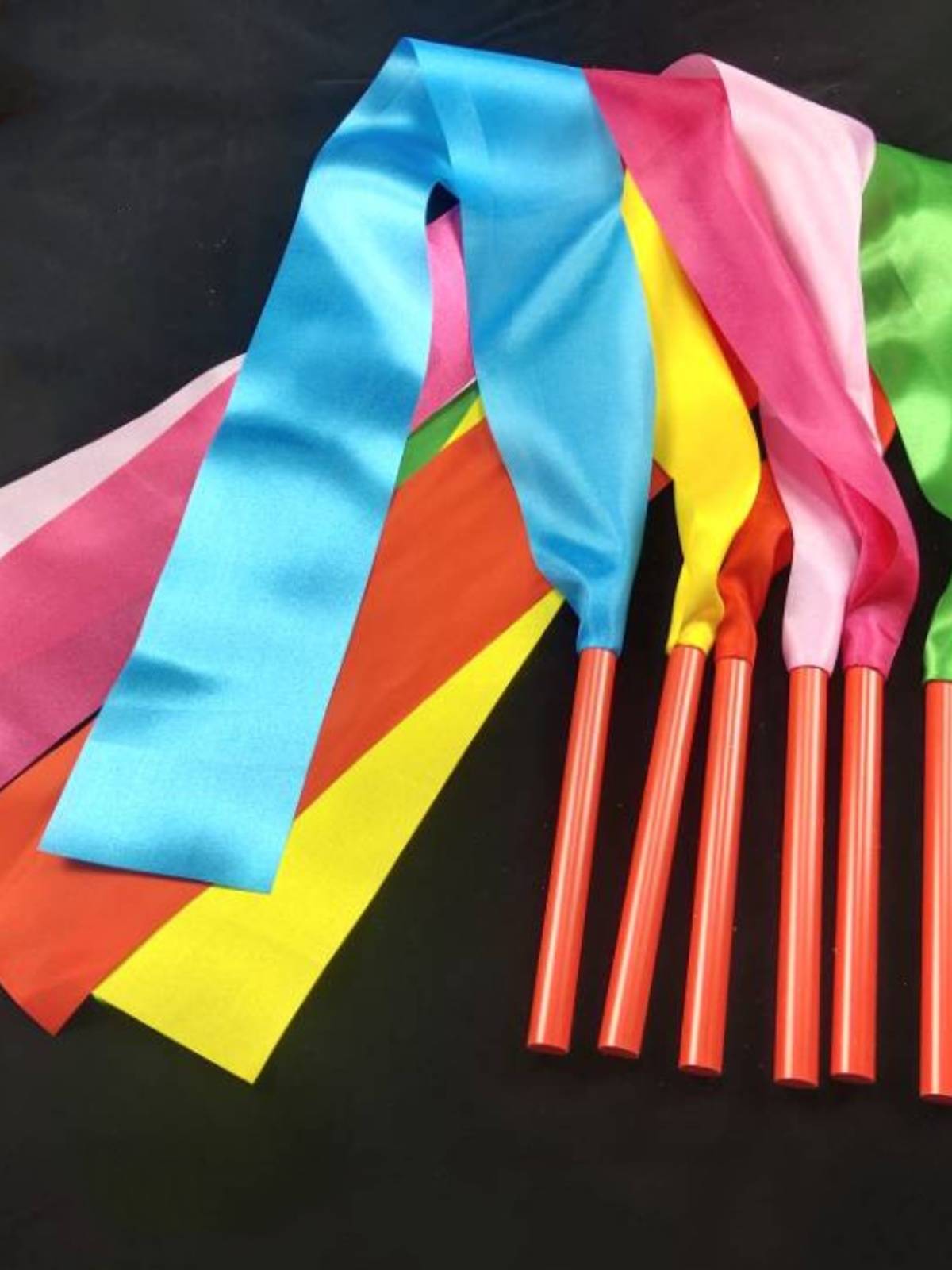 Children ' s gymnasiums with red rods and red silks, inter-curricular troupe dance chords and performances