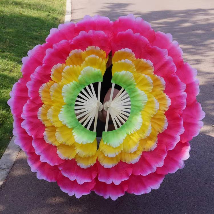 The opening of a dance flower fan, a plaza plaza plaza plaque troupe