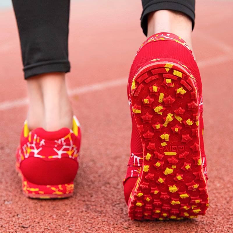 Nailed shoes, boys and girls trained in 100-metre sprinting, long-duper nails, track and track shoes for students with smoother body tests