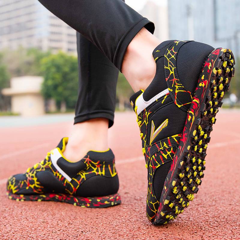 Nailed shoes, boys and girls trained in 100-metre sprinting, long-duper nails, track and track shoes for students with smoother body tests