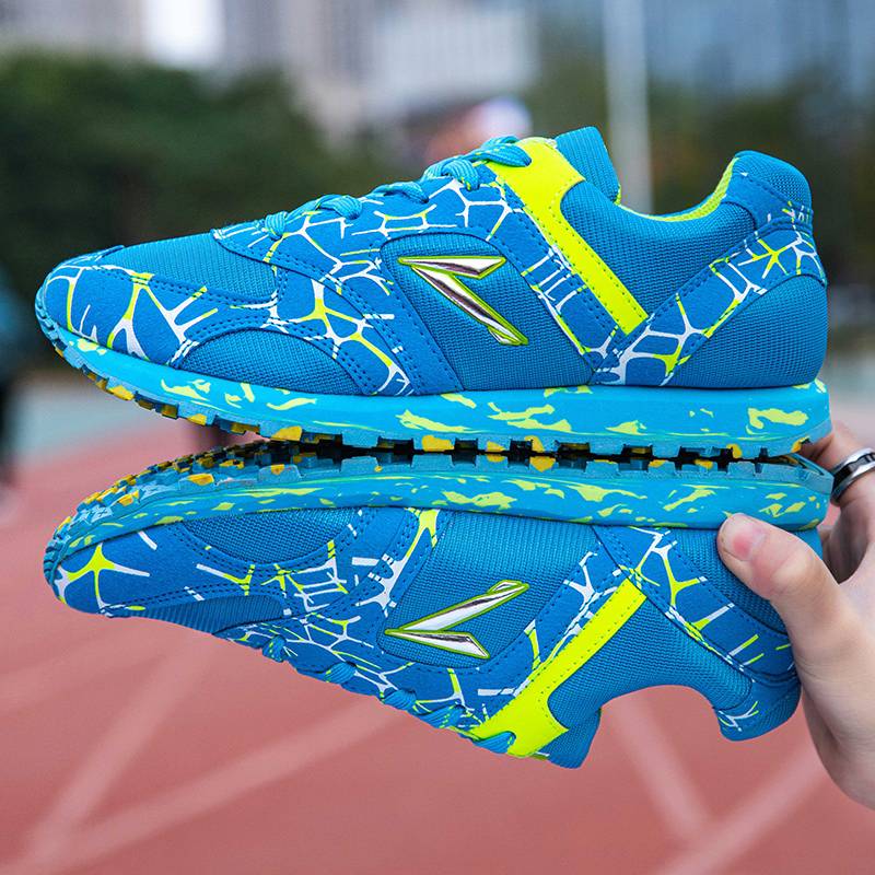 Nailed shoes, boys and girls trained in 100-metre sprinting, long-duper nails, track and track shoes for students with smoother body tests