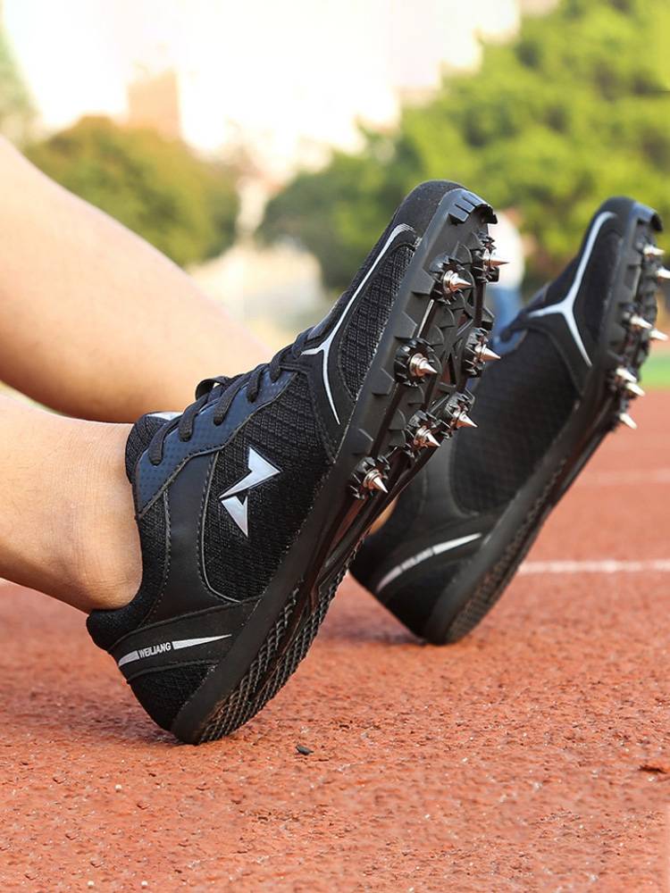 Students running remote nail shoes A track and field sprint men and women running shoes training competition nail shoes test special shoes