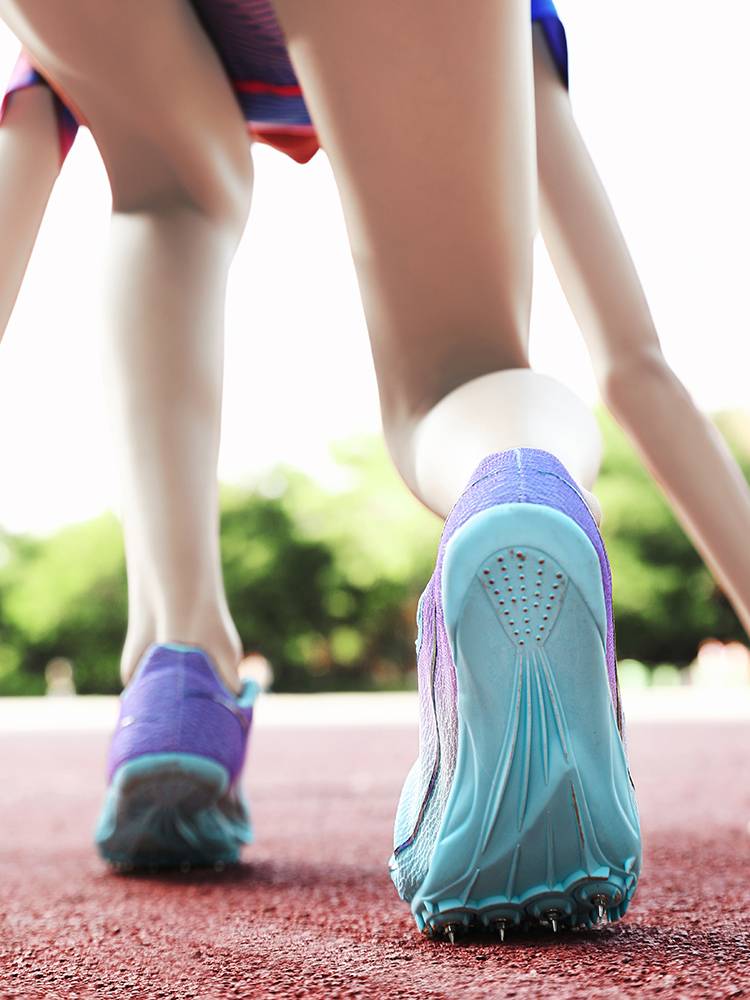 Nail-shoe sprinting for girls