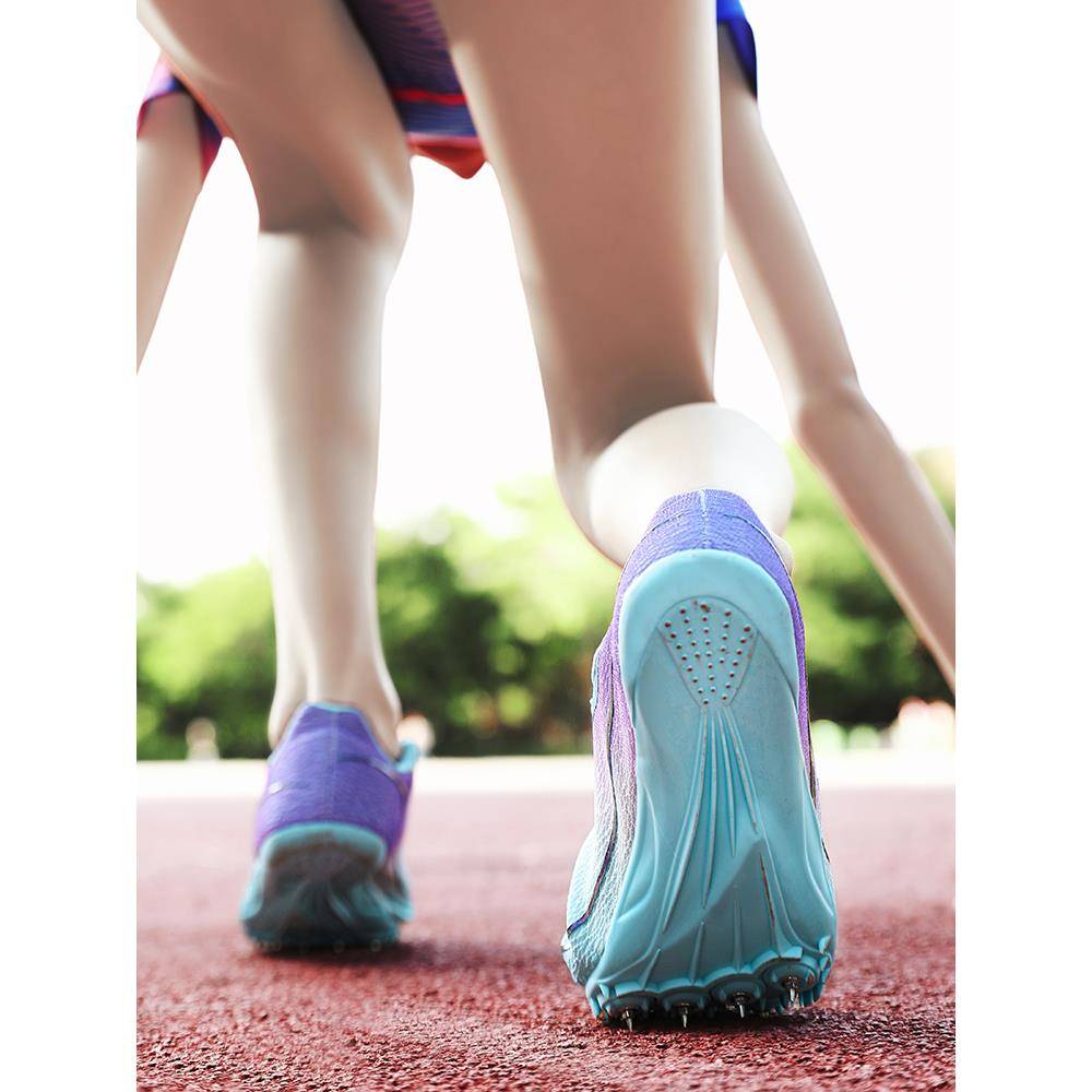 Nail-shoe sprinting for girls