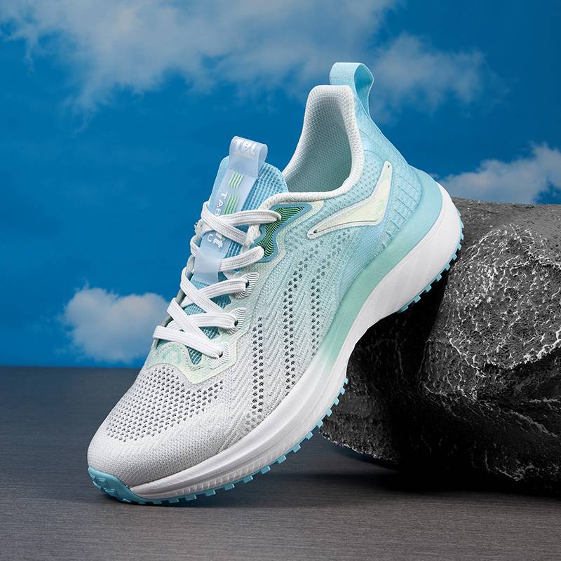 Scrambling shoes for boys and girls in high-school sports and long-distance jump ropes