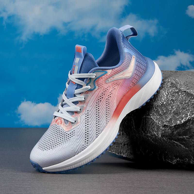 Scrambling shoes for boys and girls in high-school sports and long-distance jump ropes