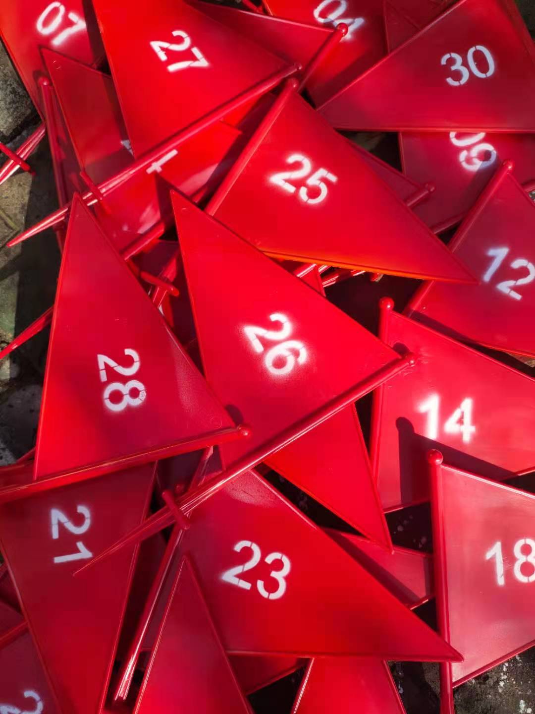Triangular Xiahongqi track and field supplies of the small iron flag sports meeting, the flag marks flag, shot, throw away the flag of the flag