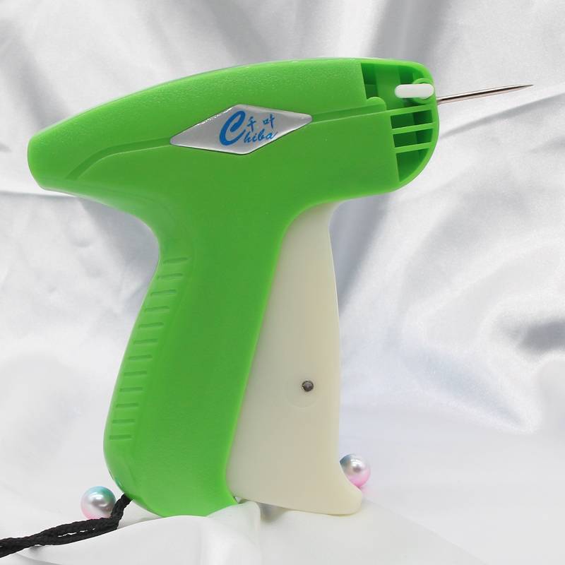 Playing a crane gun, a tag label, the Chiba Tag, a tapping gun, hit the tag label, grab the trademark gun
