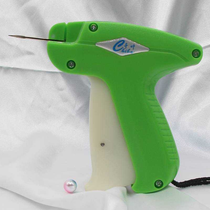 Playing a crane gun, a tag label, the Chiba Tag, a tapping gun, hit the tag label, grab the trademark gun