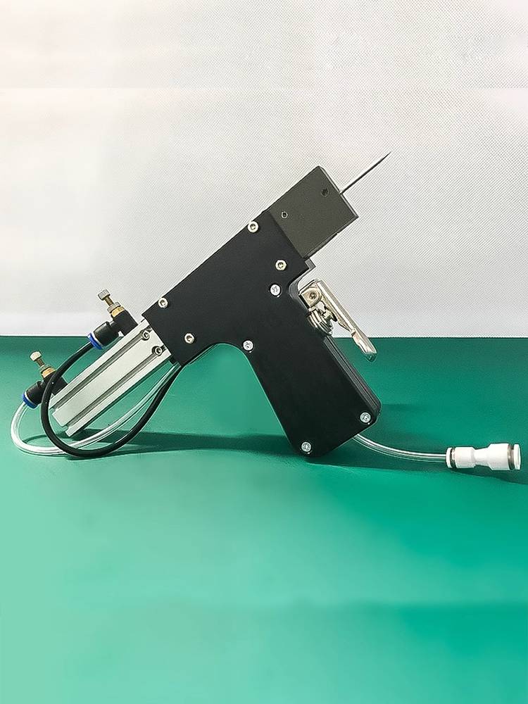 The pneumatic tag gun hit the beacon, the tag label, grab the thick rubber needle gun, the tag machine to hit the trademark gun