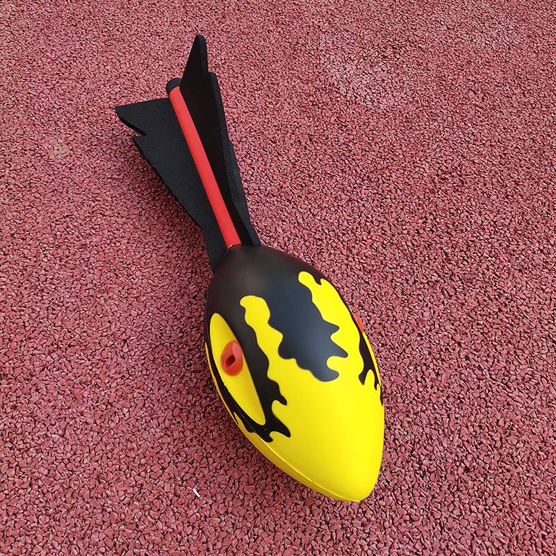 Primary school students throwing soft torpedo javelin with whistle exercise practice kindergarten children's campus fun track and field equipment