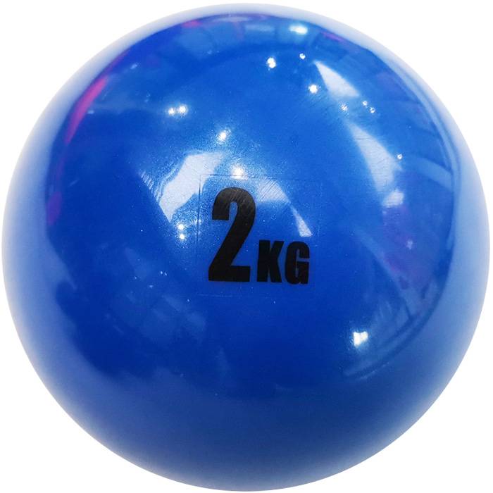 The soft lead-ball sticker throws the inflatable ball at the junior high school gymnasium