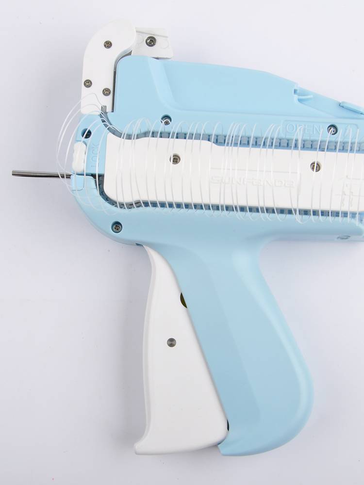 Mother buckle tag gun, clothing, label gun automatic tag, rope piercing machine, ring gun, wears a trademark lanyard
