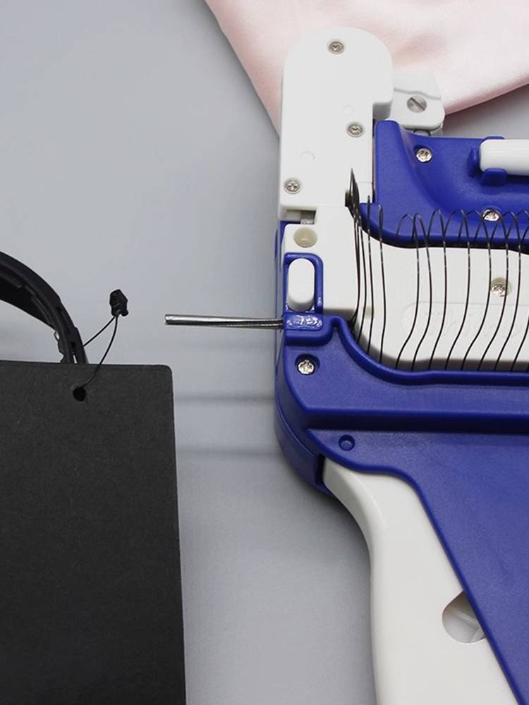 The ring gun ring tag gun clothing is free of hand wearing the listed gun automatic clothes, the mother buckle the gun, the tag label grab