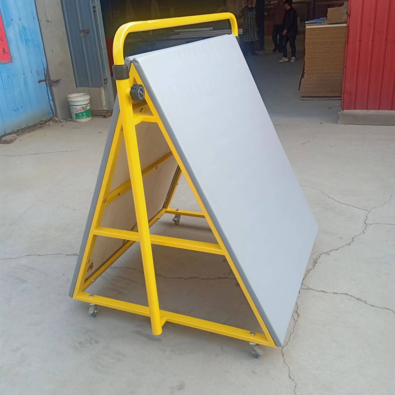 Light gray can raise the triangle baffle