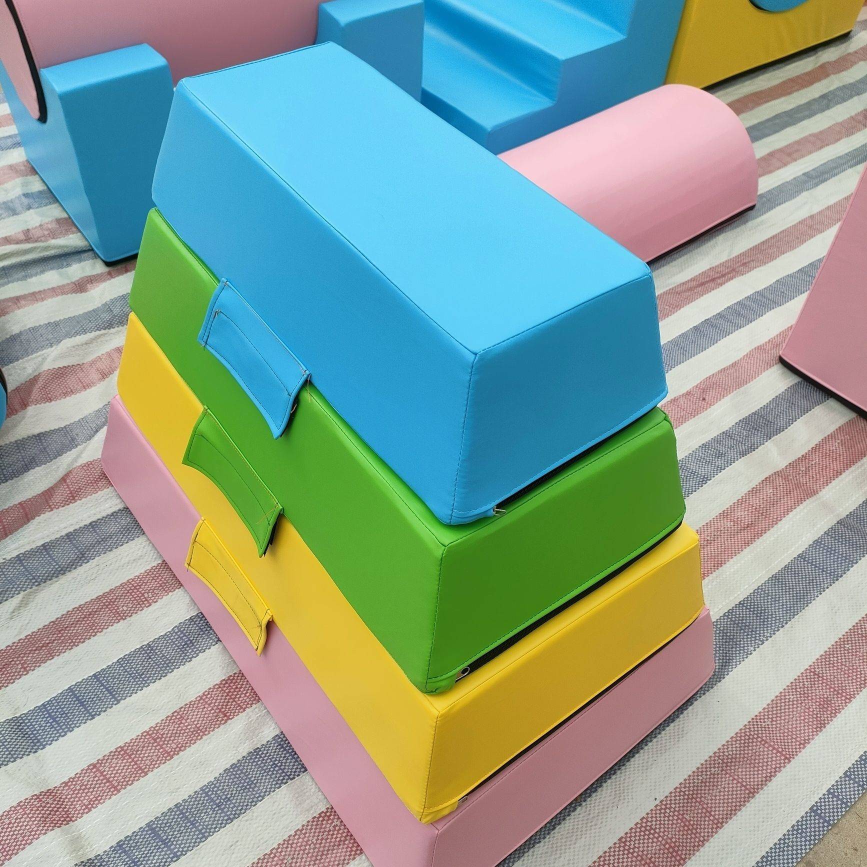 Small jumping horse four floors