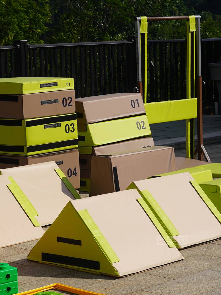 A full set of troupe of children's outdoor gym jumper's box to balance the log climbing