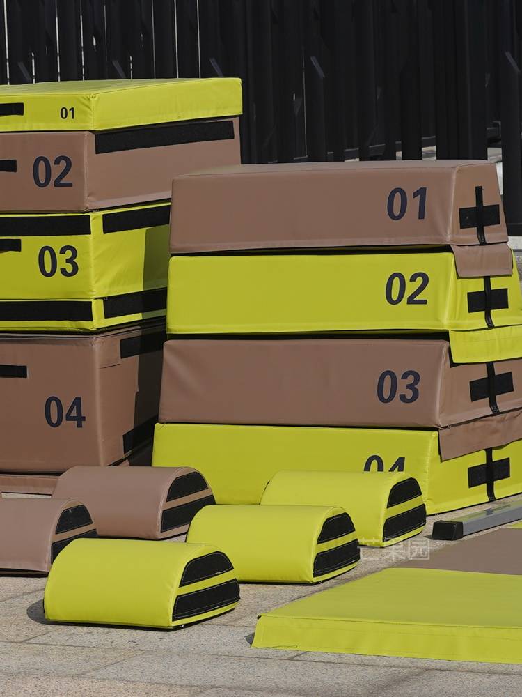 A full set of troupe of children's outdoor gym jumper's box to balance the log climbing