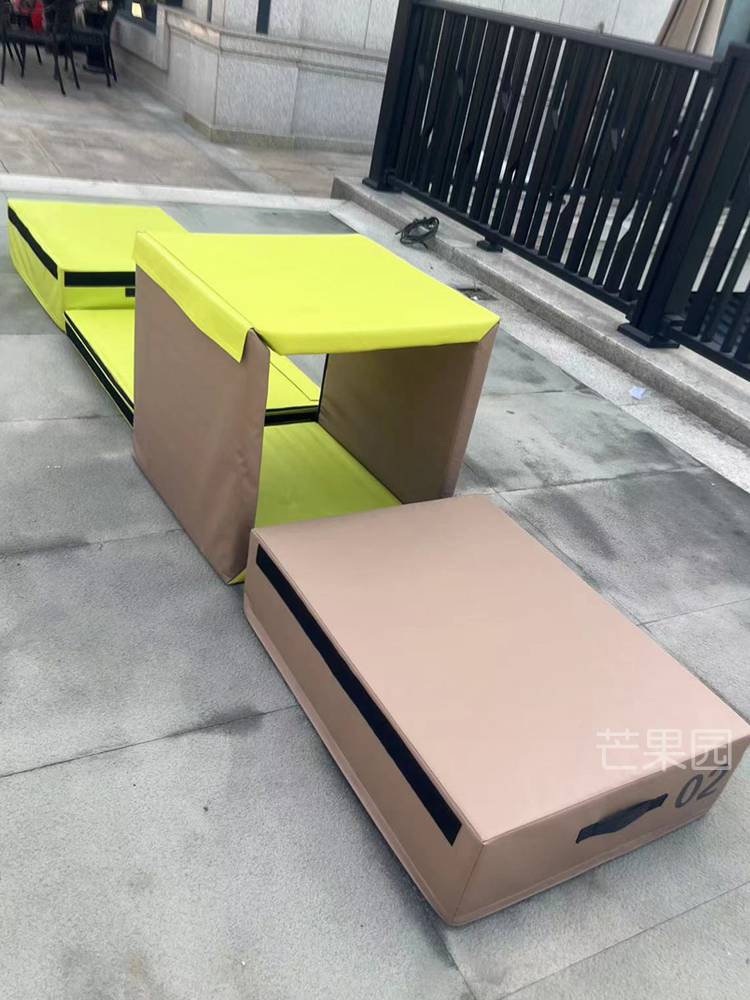 A full set of troupe of children's outdoor gym jumper's box to balance the log climbing