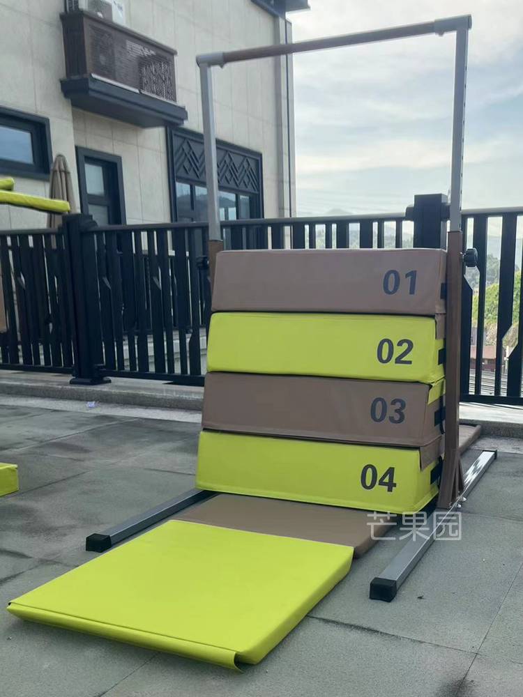 A full set of troupe of children's outdoor gym jumper's box to balance the log climbing