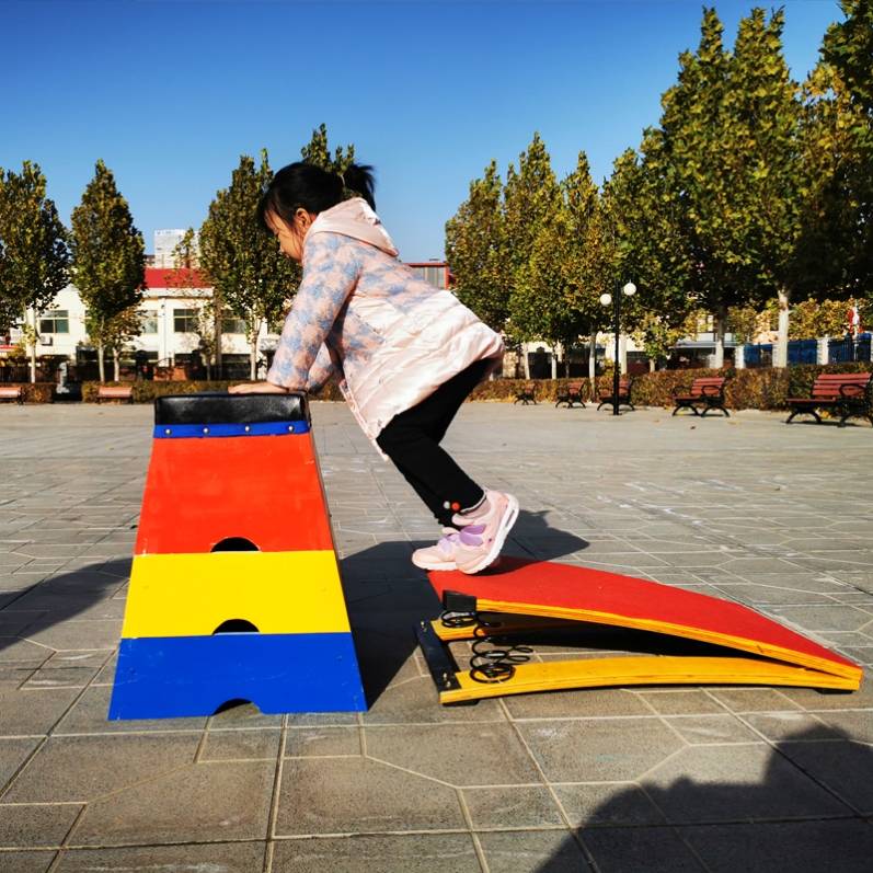 Training equipment for spring-spring-board children can control the saddles of the pedestals and the size of the jumper