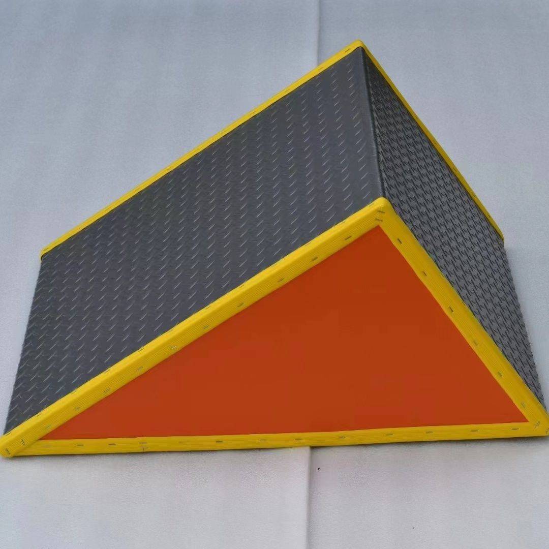 Parkour Triangle Pier