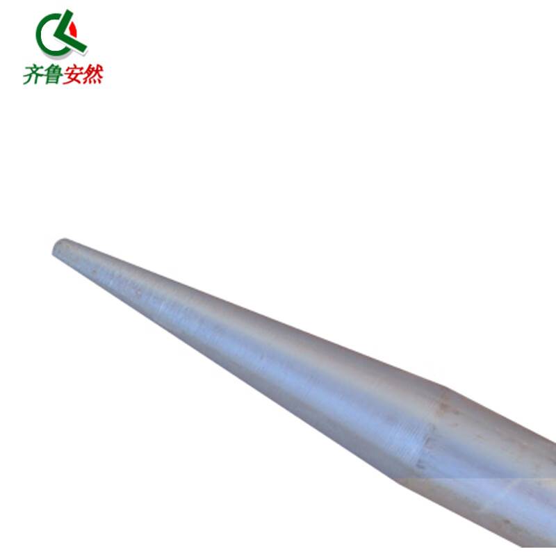Zirouan lays a needle to the pole, a metre to the pole, and nails the pole to the surface, and lays a wire to the surface