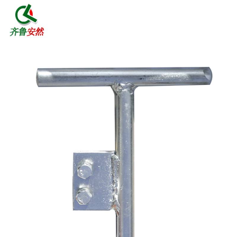 Zirouan lays a needle to the pole, a metre to the pole, and nails the pole to the surface, and lays a wire to the surface