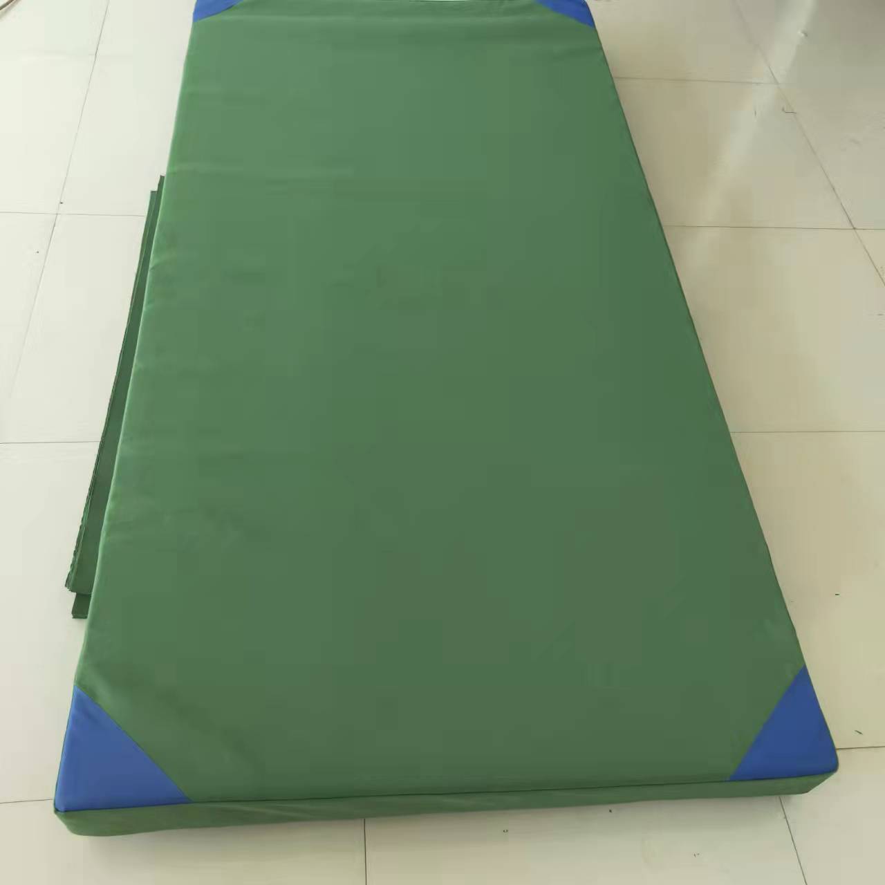 2 meters long, 1 meter thick 10 cm straight straight model